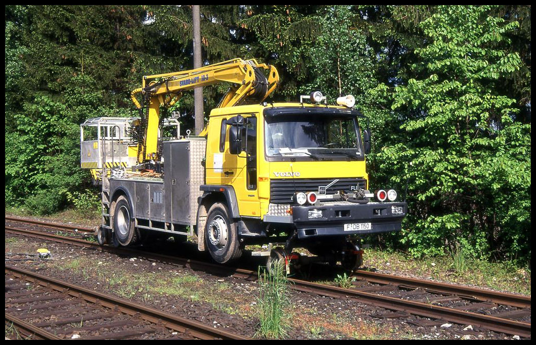 Ein Volvo Hubwagen war am 16.5.1999 als Zweiwegefahrzeug bei Dombühl im Schienen Einsatz zu sehen.