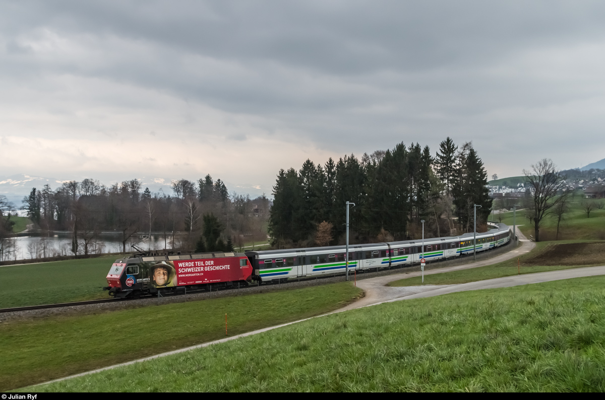 Ein Voralpen-Express mit Re 456 092 an der Spitze fährt am 13. März 2016 unterhalb von Samstagern in Richtung Luzern.