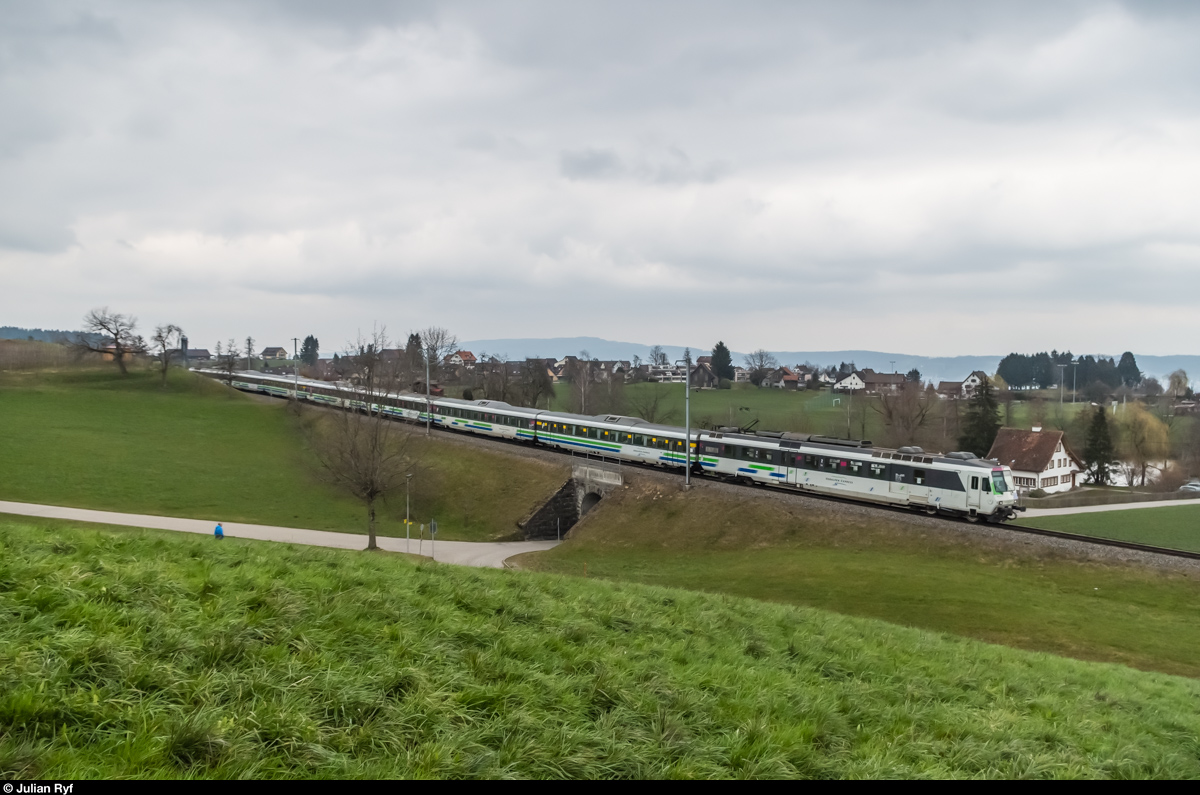 Ein Voralpen-Express mit zwei NPZ-Triebwagen fährt am 13. März 2016 unterhalb Samstagern in Richtung St. Gallen.