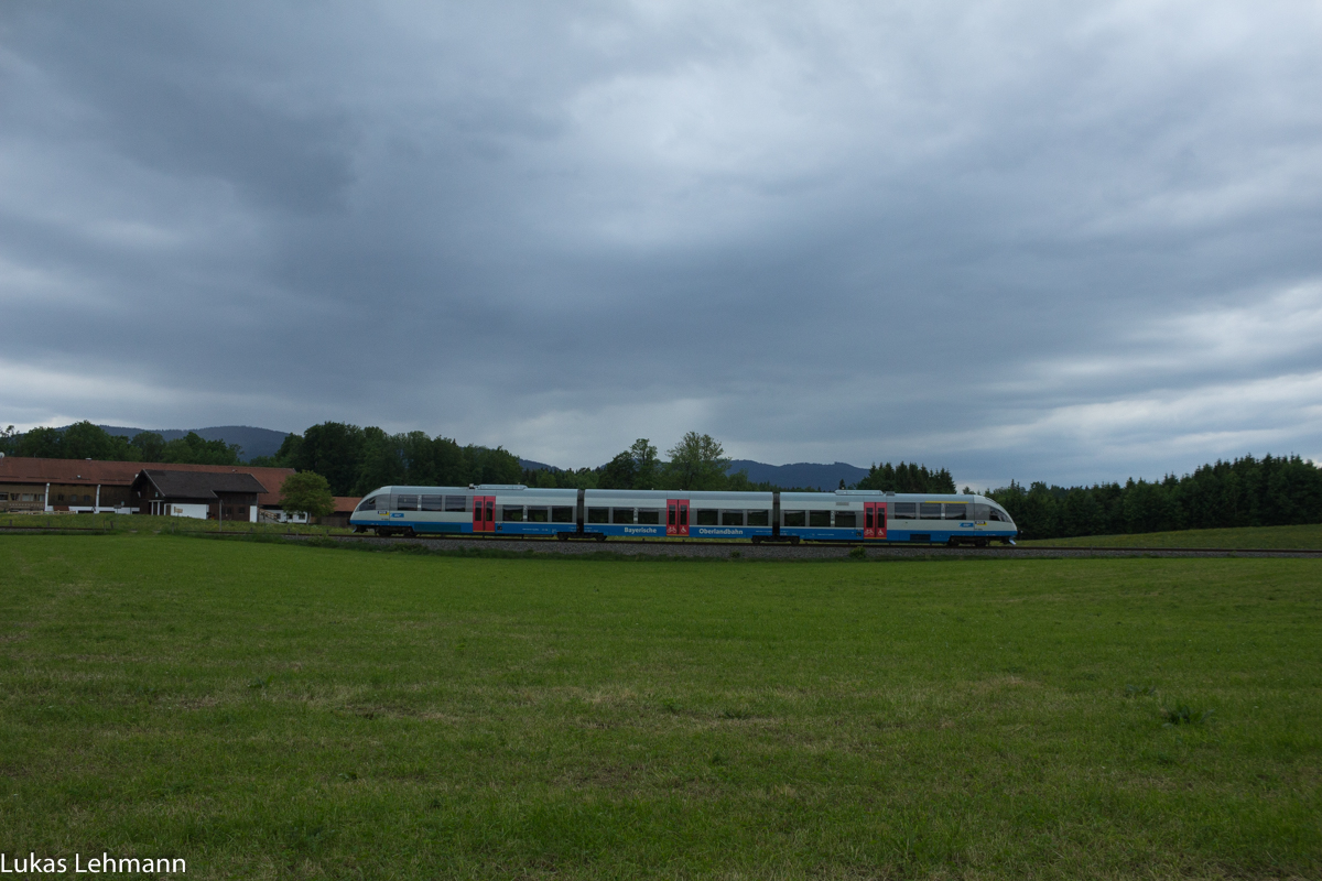 Ein VT 0004 in Richtung Schaftlach, in Schaftlach am 30.05.2015