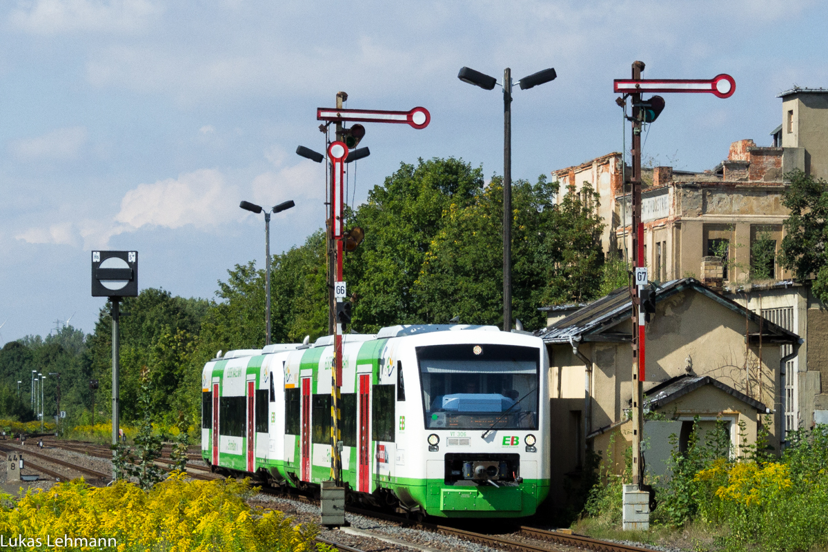 Ein VT 306 fährt in den Bahnhof Zeitz ein und wird gleich wieder weiter rollen in Richtung Leipzig, 04.09.2015