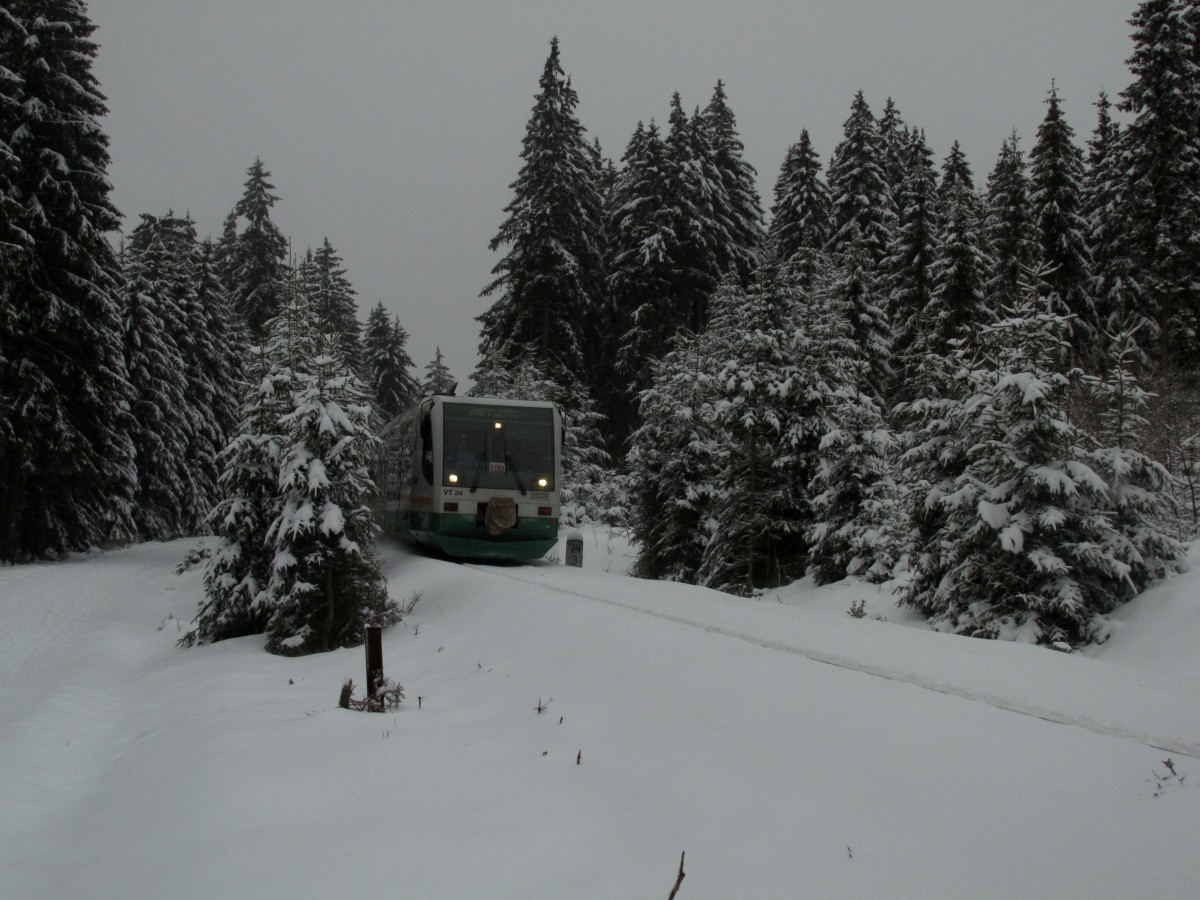 Ein VT-34 kurz hinter Schöneck\Vogtland fährt am 04.01.2015 aus dem Winterwald heraus in Richtung Zwickau. 