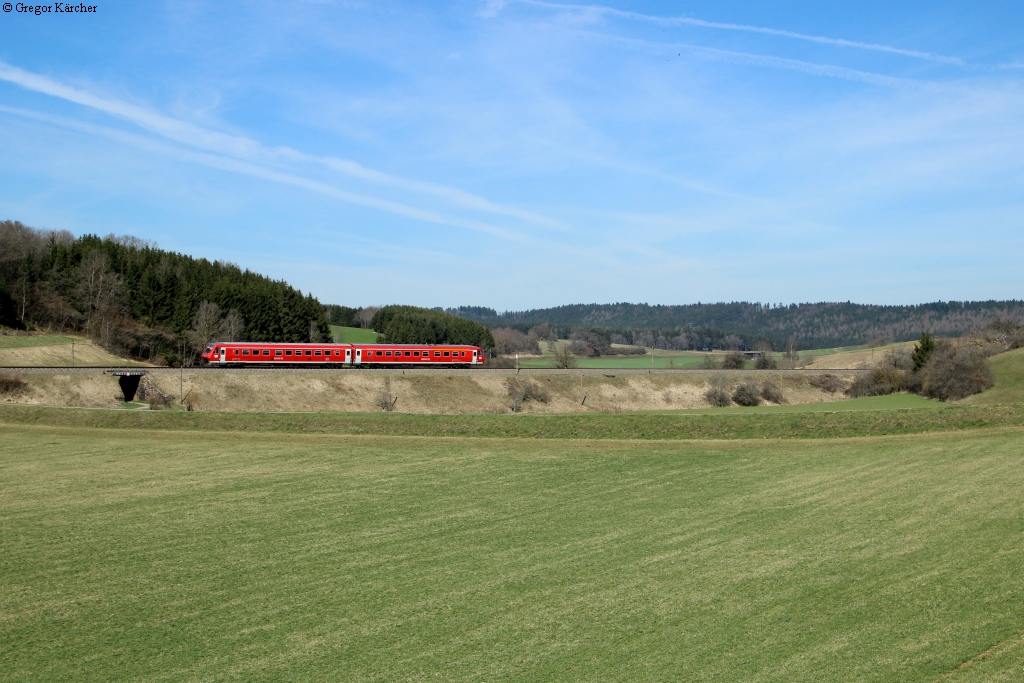 Ein VT 611 als IRE 3211 Neustadt-Ulm auf dem Weg nach Donaueschingen. Aufgenommen am 29.03.2014 bei Unadingen. Welche Version gefllt besser?