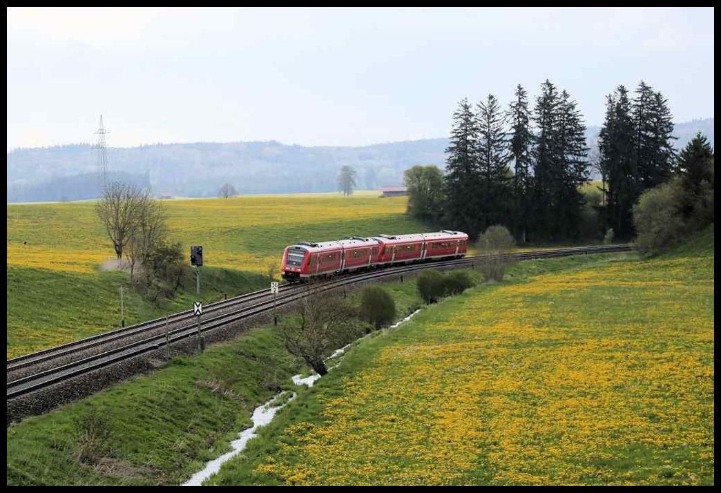 Ein VT 612 der DB legt sich hier bei Görwangs in die Kurve. Der Zug ist als RE 7 am 2.5.2023 um 12.27 Uhr  in zwei Teilen unterwegs. Ein Teil fährt nach Oberstdorf und der andere Teil hat Lindau  Reutin als Ziel.