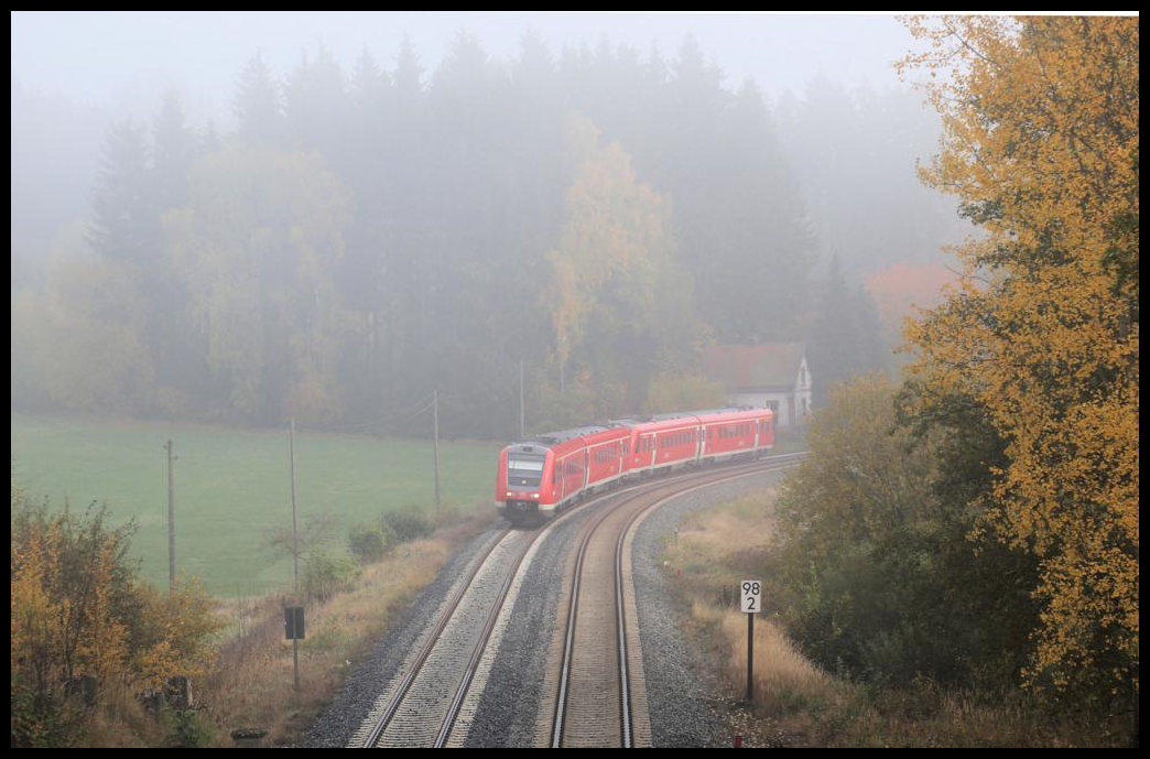 Ein VT 612 quält sich hier am 22.10.2019 um 09.56 Uhr als RE aus Hof kommend im Morgennebel bei Pulschnitzberg die Steigung Richtung Marktschorgast hinauf. 