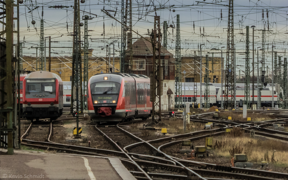 Ein VT 642 bahnt sich seinen Weg durch das noch recht urtümlich anmutende östliche Gleisvorfeld des Leipziger Hauptbahnhofs. Als RB aus Döbeln erreicht der Desiro seine Endstation auf Gleis 19. (30.01.2016)