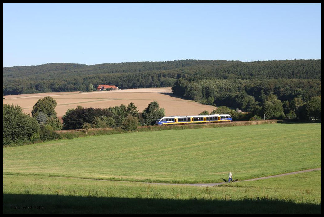 Ein VT 643 der Nordwestbahn ist am 24.8.2016 um 8.50 Uhr bei Hilter am Teutoburger Wald auf dem Weg nach Osnabrück.