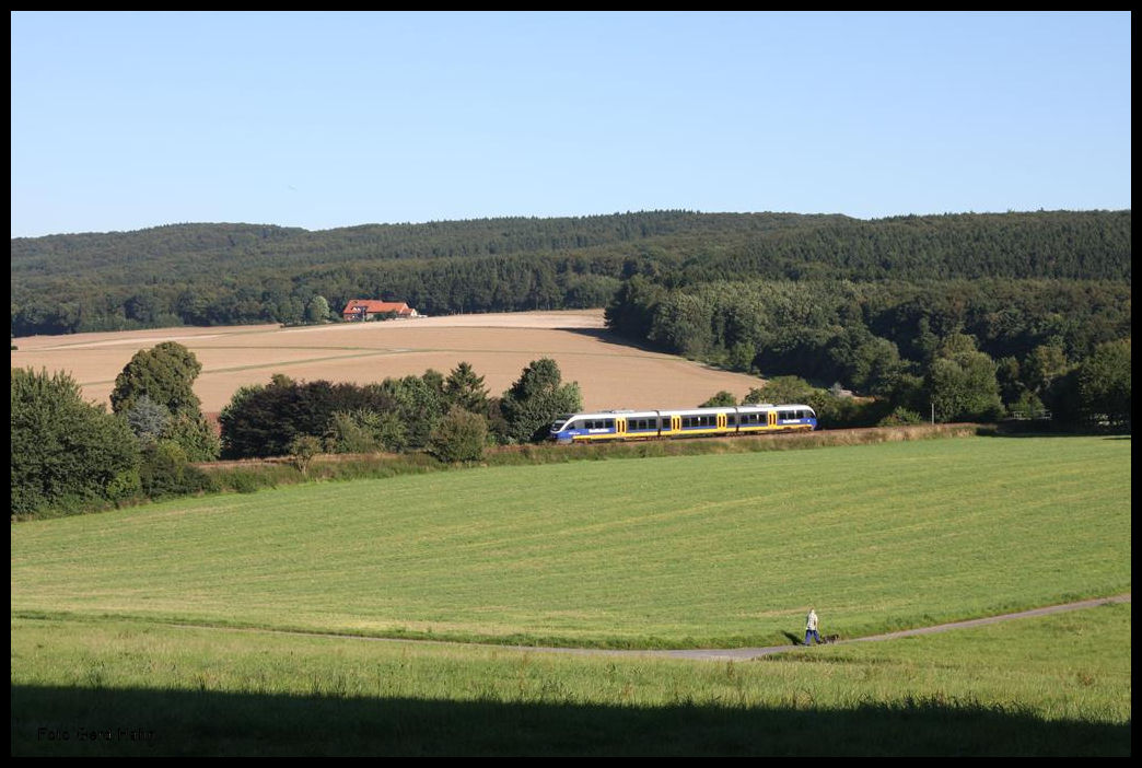 Ein VT 643 der Nordwestbahn ist am 24.8.2016 um 8.50 Uhr bei Hilter am Teutoburger Wald auf dem Weg nach Osnabrück.