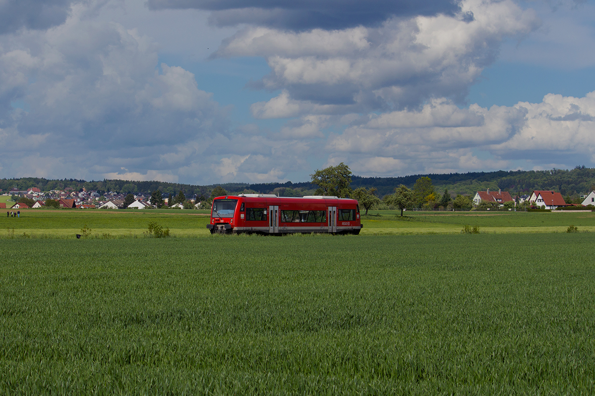 Ein VT 650 auf der Strecke zwischen Baienfurt und Niederbiegen. Im Rahmen des Bodo-Erlebnistages fuhren zwischen Niederbiegen und Baienfurt die letzten Züge, bevor die Strecke in den kommenden Tagen zurück gebaut wird. Ein VT 650 war hier nie im Personenverkehr im Einsatz, dieser ist schon seid Jahrzehnten eingestellt, 

11 Mai 2014