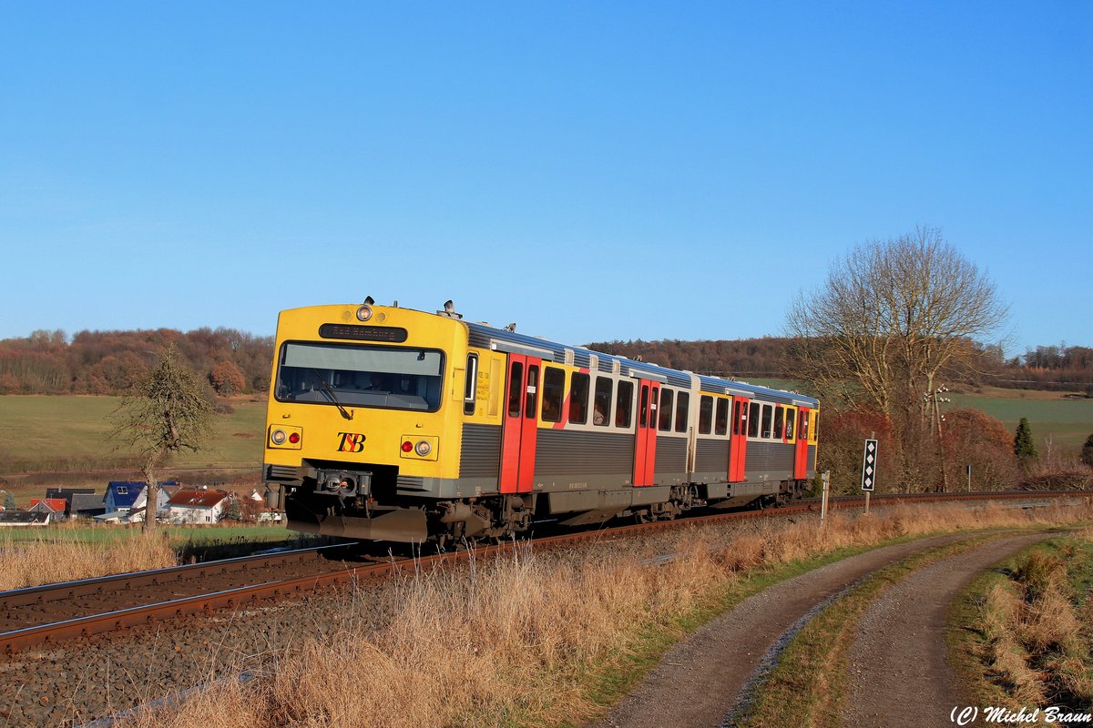 Ein VT2e der HLB bei Hundstadt auf der Taunusbahn, aufgenommen am 03.12.16. 