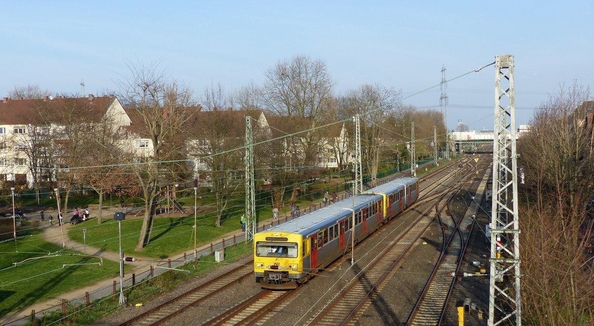 Ein VT2E zur Fahrt nach Königstein kurz vor Frankfurt-Griesheim. Aufgenommen am 24.3.2017 16:58