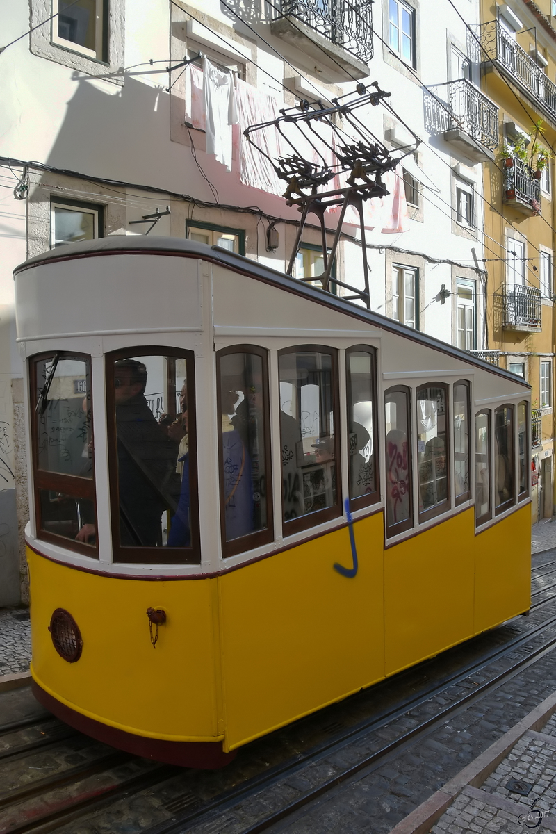 Ein Wagen des  Ascensor da Bica. (Lissabon, Januar 2017)