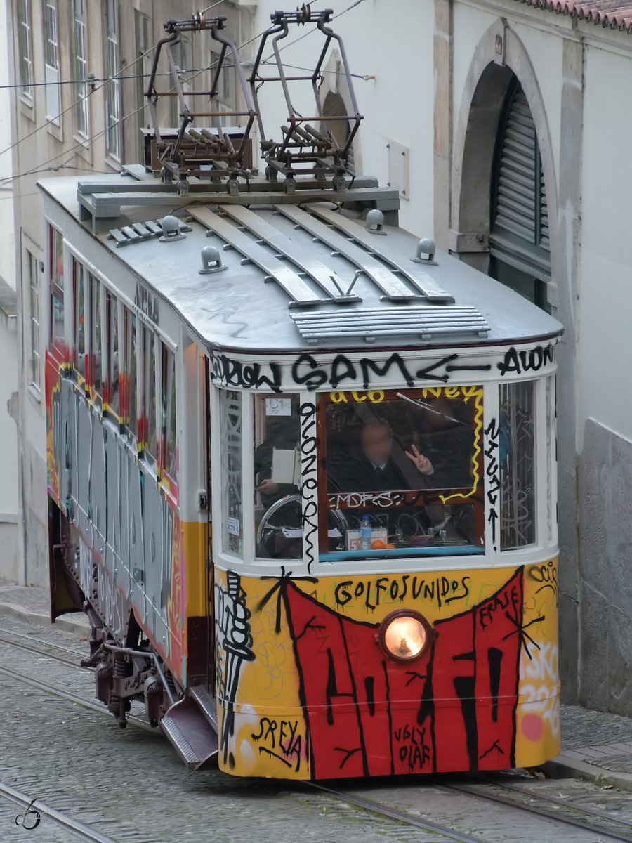 Ein Wagen des Ascensor da Glória. (Lissabon, Januar 2017)