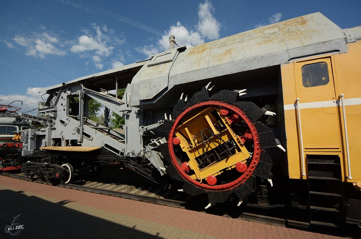 Ein Wagen für den Gleisbettbau im Eisenbahnmuseum von Moskau Anfang Mai 2016