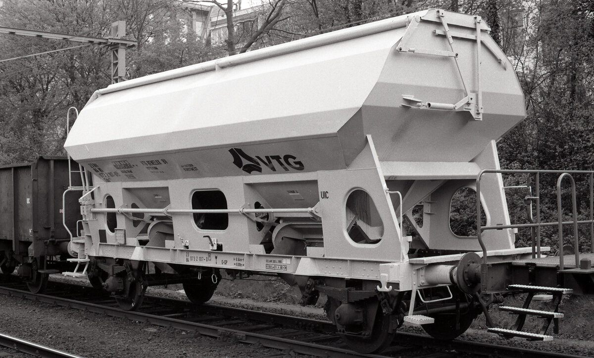 Ein Wagen der Gattung Tds der VTG Benelux. Hier Wagen 23 84 0732 107-0, frisch Hauptuntersucht, im Bahnhof Arnhem am 16.04.1990. Der Wagen entstammt einer Serie von 50 Stück, jedoch viele Bilder gibt es davon nicht. Laut Anschrift: für Düngemittel, Heimatbahnhof Susteren. Scanbild 7924, Ilford FP4.