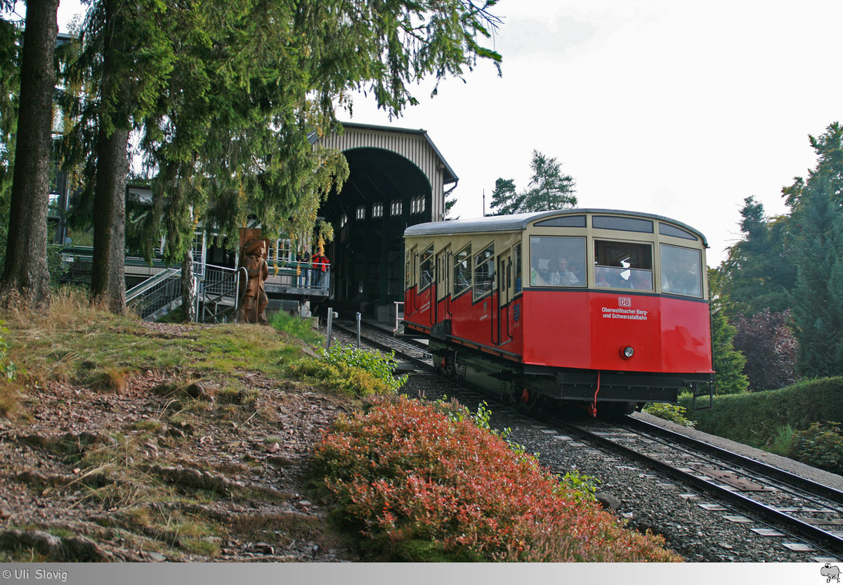Ein Wagen der Oberweißbacher Berg- und Schwarzatalbahn verlässt den Bahnhof Lichtenhain (an der Bergbahn)am 23. September 2017 nach Obstfelderschmiede.