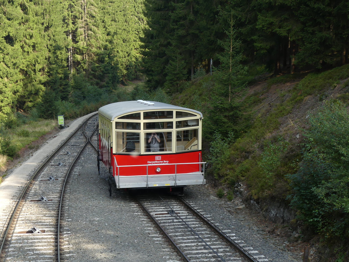 Ein Wagen der Oberweißbacher Bergbahn zwischen Obstfelderschmiede und Lichtenhain auf seiner Talfahrt auf der Ausweichstelle.14.09.2016.
