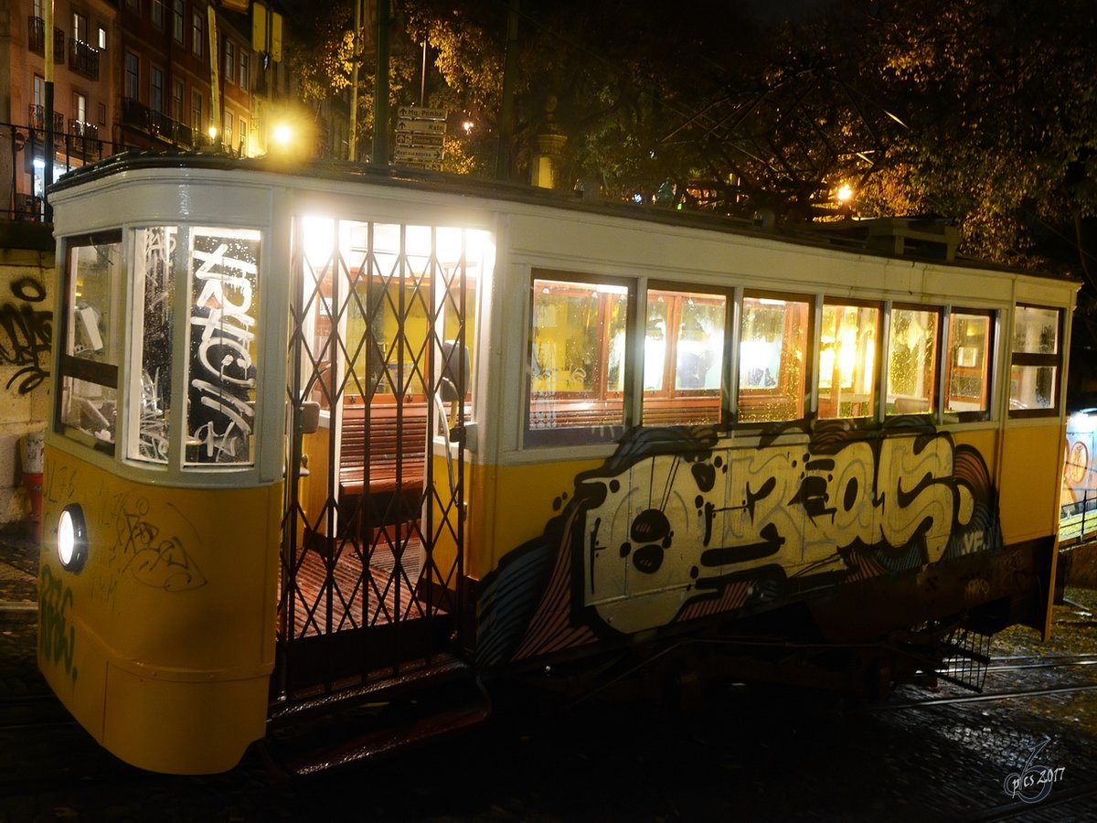 Ein Wagen der Standseilbahnen  Ascensor da Glória  in Lissabon (Dezember 2016)