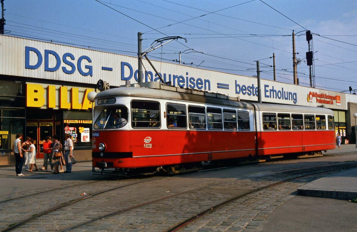 Ein Wagen der Wiener Straßenbahn vor dem Bahnhof Wien Nord. So wirkte der Bahnhof am 14.08.1984- eher nicht wie ein Hauptstadtbahnhof.