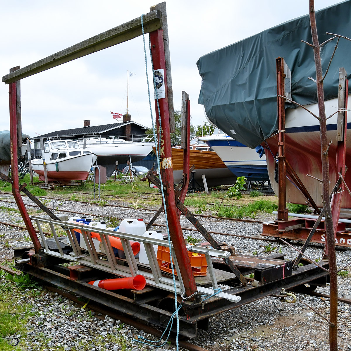 Ein Wagen zum Transport von Booten im frei zugänglichen Yachthafenbereich von Aalborg. (Juni 2018)