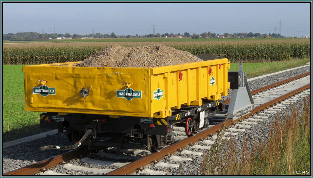 Ein Waggon der Firma Hastrabau steht mit Bauschutt beladen am neuen Haltepunkt in St.Jöris bei Eschweiler am Prellbock. Bildlich festgehalten Anfang Oktober 2014.