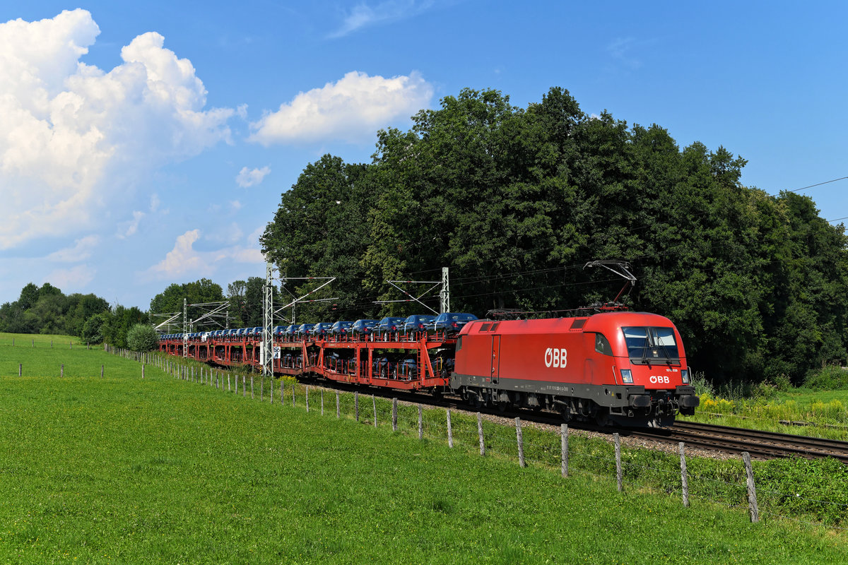 Ein wahrer  Millionenzug : Samstags verkehrt ein GA 47823 von Kornwestheim Rbf nach Villach Südbf, mit dem Fahrzeuge des Herstellers Mercedes-Benz aus schwäbischer Produktion zu den neuen Eigern - mutmaßlich in der Golf-Region - transportiert werden. Am 01. August 2020 hatte die 1016.039 eine Ladung S-Klassen am Haken. Dabei handelte es sich mutmaßlich um die letzten Exemplare der Baureihe W222, denn inzwischen wurde die Nachfolge-Generation präsentiert. Bei Vogl lag der Zug gut im Licht. 