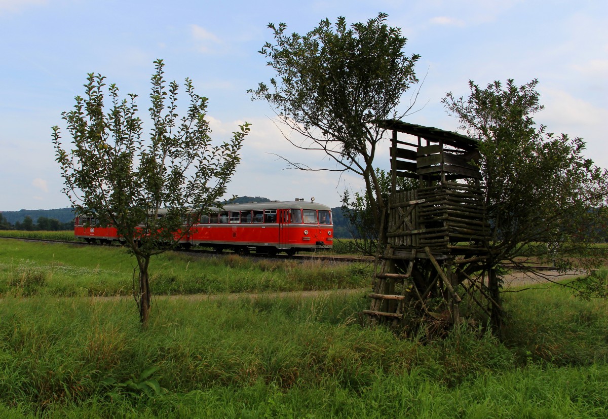 Ein wahrlich  Guter Anblick  wenn ein  Roter  Blitz  durch die schöne Weststeiermark quietscht. Sulmtalbahn am 30.08.2014