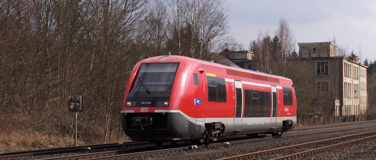 Ein Wal reicht wohl aus um das Fahrgastaufkommen zwischen Bamberg und Hof zu bewältigen. 641 038 ist als RE am 17.03.2014 bei Oberkotzau unterwegs. Bahnstrecke 5100 Bamberg - Hof 