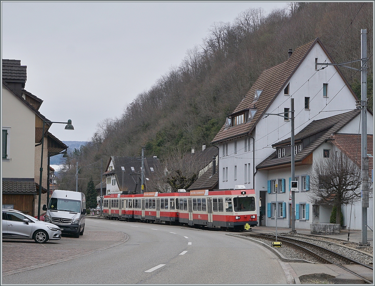 Ein Waldenburgerbahn Zug erreicht in Kürze Hölstein. Das Bild zeigt auch, wie unauffällig und platzsparend die Waldenburgerbahn sich in die Landschaft, bzw. ins Dorf eingefügt hat.

21. März 2021