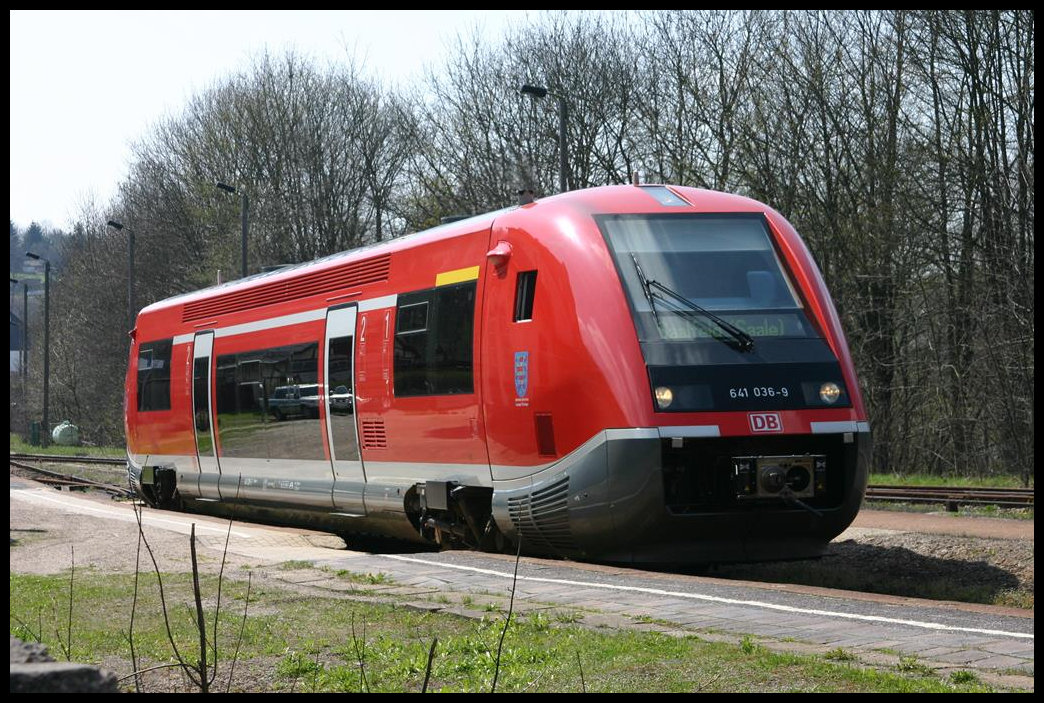 Ein  Walfisch  in Form des 641036-9 fährt hier in Wurzbach am 23.4.2004 nach Saalfeld weiter.