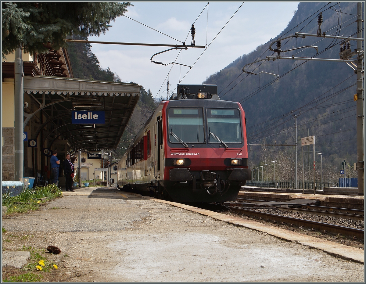 Ein Walliser Domino wartet als Regionalzug 6372 in Iselle auf den Gegenzug um dann durch den baustellenbedingt z.T. einspurigen Simplontunnel nach Brig zu fahren.
11. April 2015
