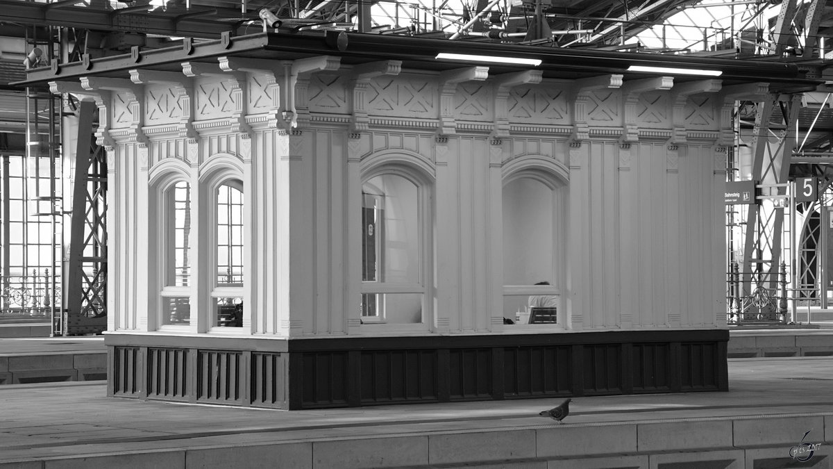 Ein Wartehäuschen auf dem Bahnhof Dresden-Neustadt (April 2017).