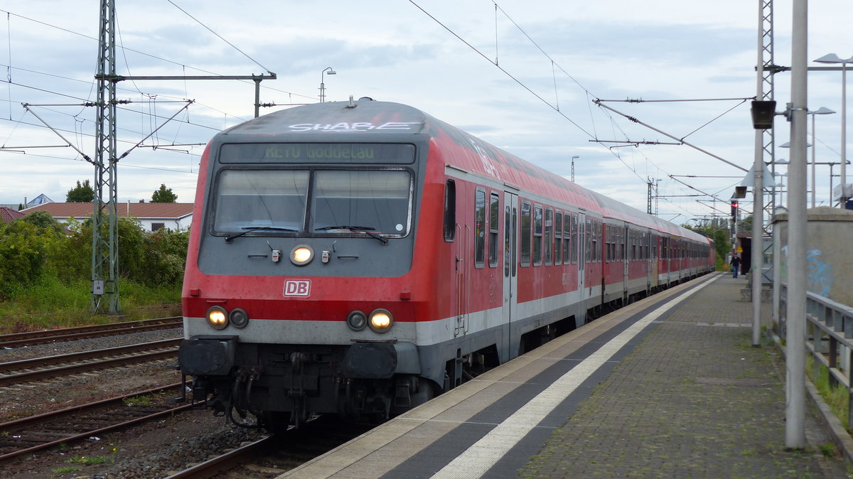 Ein wegen Bauarbeiten bereits in Riedstadt-Goddelau endender RE70 erreicht gerade ebenjenen Bahnhof auf Gleis 5. Aufgenommen am 9.9.2017 18:45