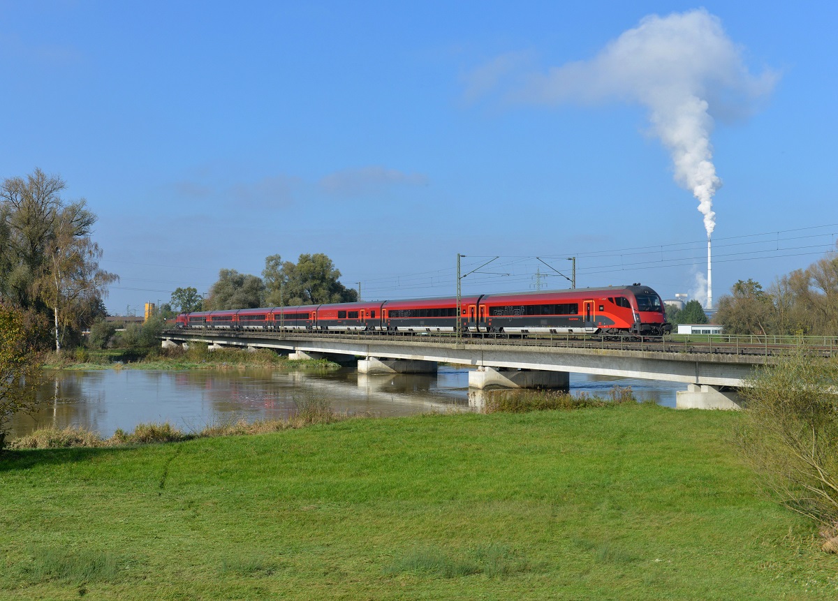 Ein wegen Bauarbeiten im Chiemgau umgeleiteter Railjet nach Budapest am 26.10.2014 auf der Isarbrücke bei Plattling. 