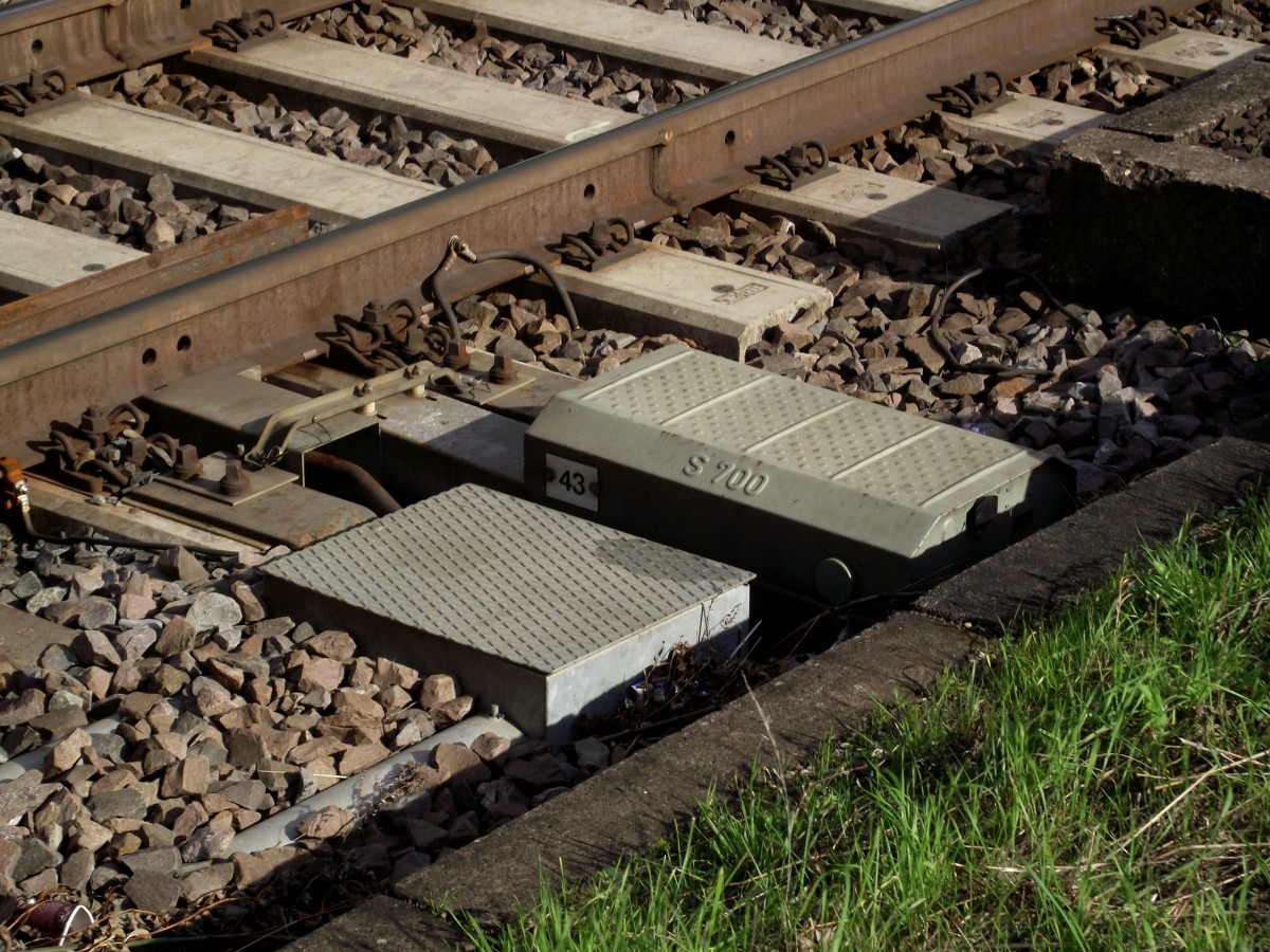 Ein Weichen Motor am 17.10.13 in Mainz-Bischofsheim vom Bahnsteig aus fotografiert