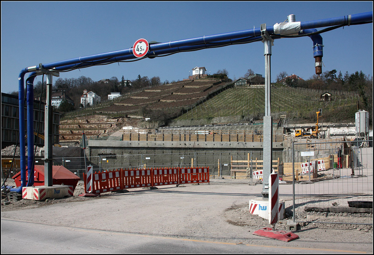 Ein Weinberg und die Tunnelbaugrube -

Unterhalb des Weinberges in der Stuttgarter Innenstadt befindet sich die große Baugrube von wo aus später die Tunnelstrecken nach Feuerbach und Bad Cannstatt in den Berg führen werden. Im Bereich der Grube weiten sich die Tunnelanlagen von vier auf acht Gleise auf. Unterhalb des Fotostandpunktes führen zudem die schon im Rohbau vorhandenen Röhren des zu verlegenden Stadtbahntunnels hindurch.

19.03.2015 (M)