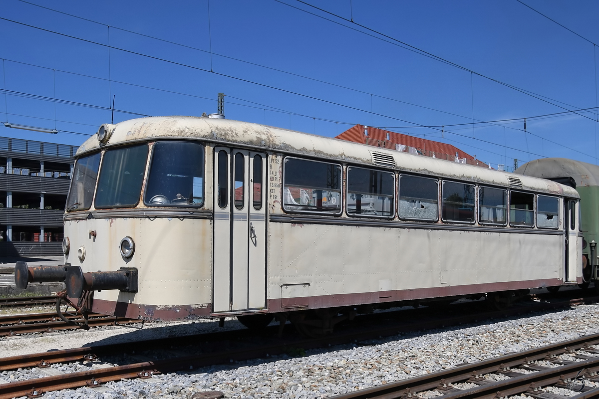 Ein weißer Schienenbus war Anfang Juni 2019 im Bayerischen Eisenbahnmuseum Nördlingen abgestellt.