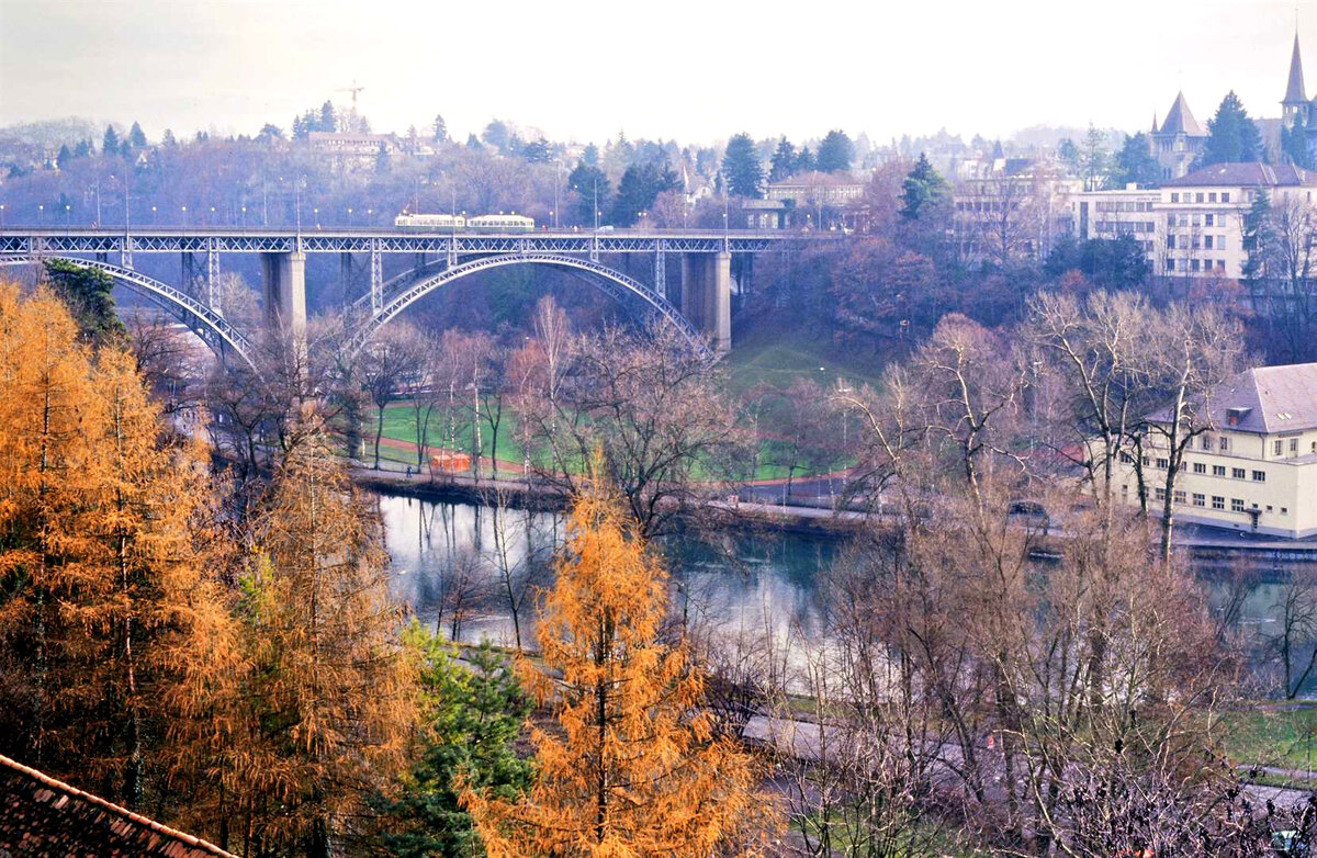 Ein weit entfernter Zug der Berner Straßenbahn auf der Brücke (1988) 