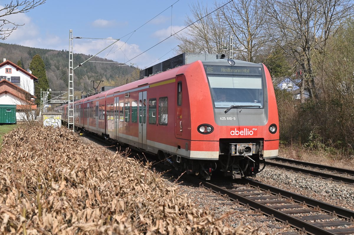 Ein weiter RE10a nach Heilbronn kam mir heute auf die Speicherkarte in Form des 425 810 mit dem 425 809-1, auch diesen Zug sieht man in Neckargerach bei der Durchfahrt.26.3.2021