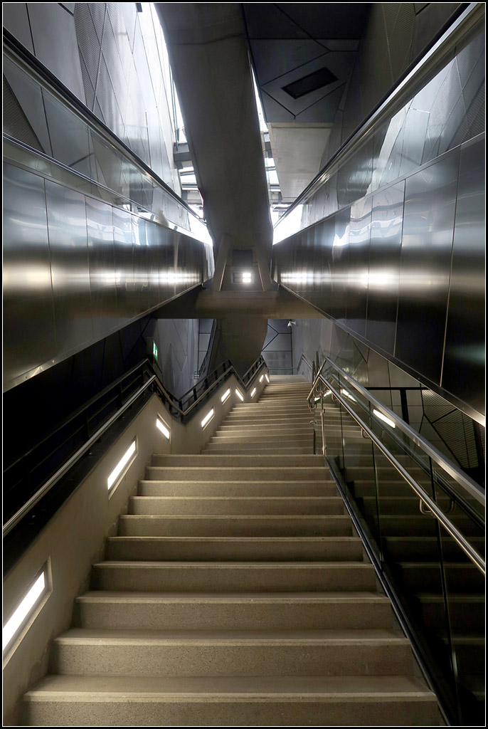 Ein weiter Weg nach oben -

Vom nördlichen Bahnsteigende des U-Bahnhofes Severinstraße in Köln führt langer Treppenschacht bis an die Oberfläche. Während die Rolltreppen in einem Zug bis nach oben auf die Severinstraße führen, machen die festen Treppen eine Wendung um 180°.

Auf der Südseite der Station gibt es einen weiteren Zugang über eine Zwischenebene an die auch die oberirdischen Bahnsteige der Linie 3 und 4 angeschlossen sind.

16.10.2019 (M)