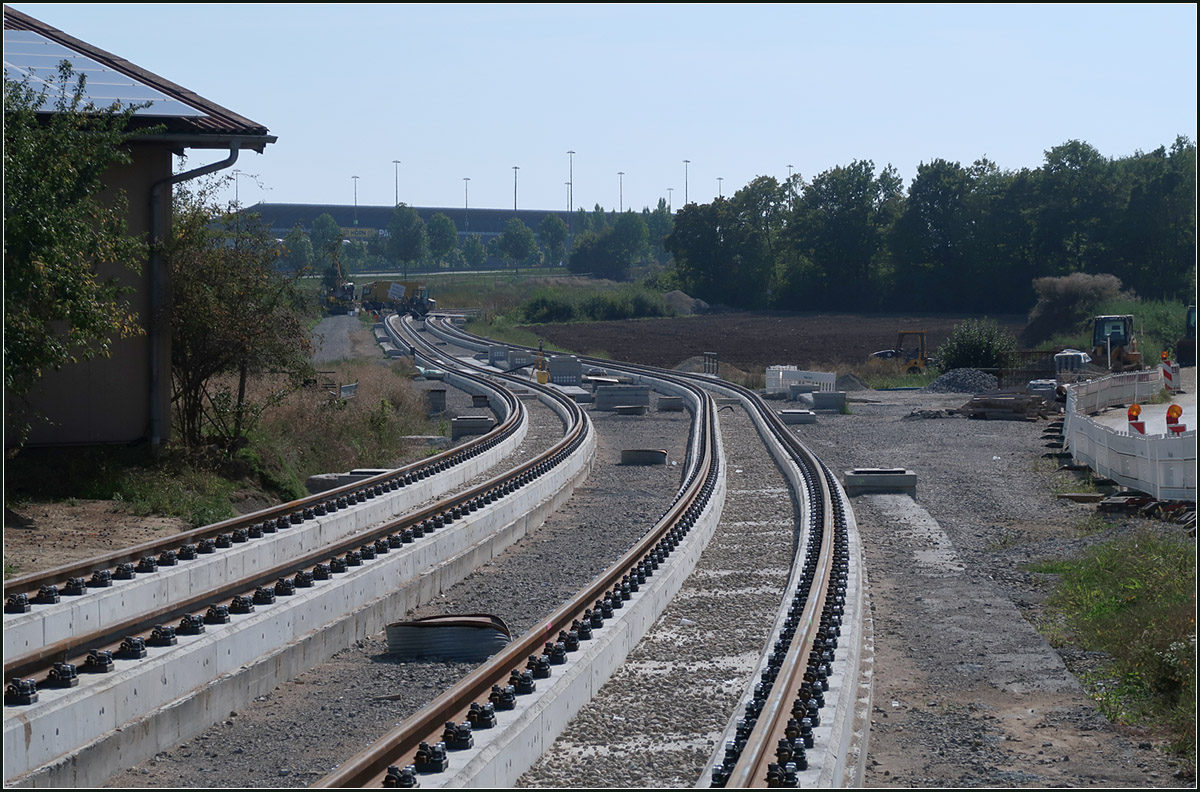 Ein weitere Überlandstrecke für die Stuttgarter Stadtbahn -

Nach den Strecken nach Remseck und Nellingen entsteht derzeit eine weiter Überlandstrecke im Stuttgarter Stadtbahnnetz. Grob parallel zur autobahnmäßig ausgebauten B27 führt die Neubaustrecke über landwirtschaftlich genutzte Fläche der Filderebene.
Die Aufnahme zeigt die Gleislage an der zukünftigen Haltestelle Stadionstraße mit Mittelbahnsteig. Das zu erschließende Gebiet von Echterdingen liegt jedoch jenseits der B27 außerhalb des Bildes auf der rechten Seite. 

20.09.2020 (M)