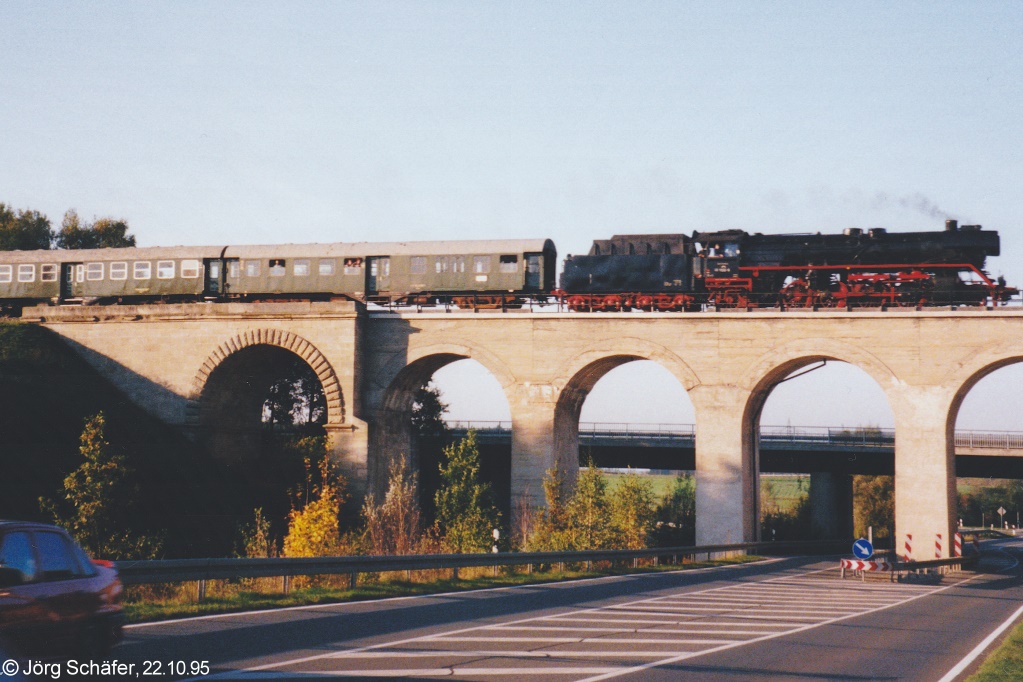 Ein weiterer Blick nach Norden auf das Viadukt zwischen Unter- und Oberwurmbach: Der Nostalgiezug des Bayerischen Eisenbahnmuseums war 5 Jahre später schon liebgewordene Normalität.