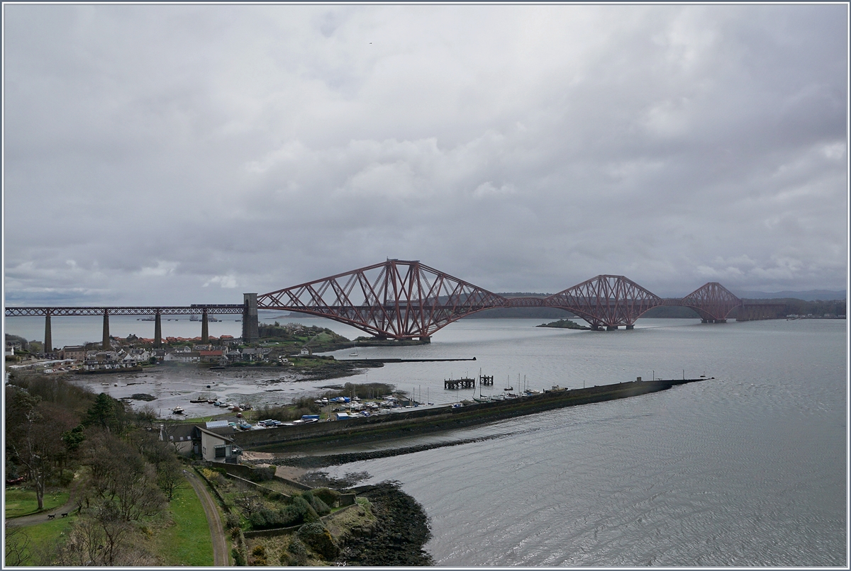 Ein weiterer Blick übers Meer und die Forth Bridge von der alten Strassenbrücke aus. 
23. April 2018
