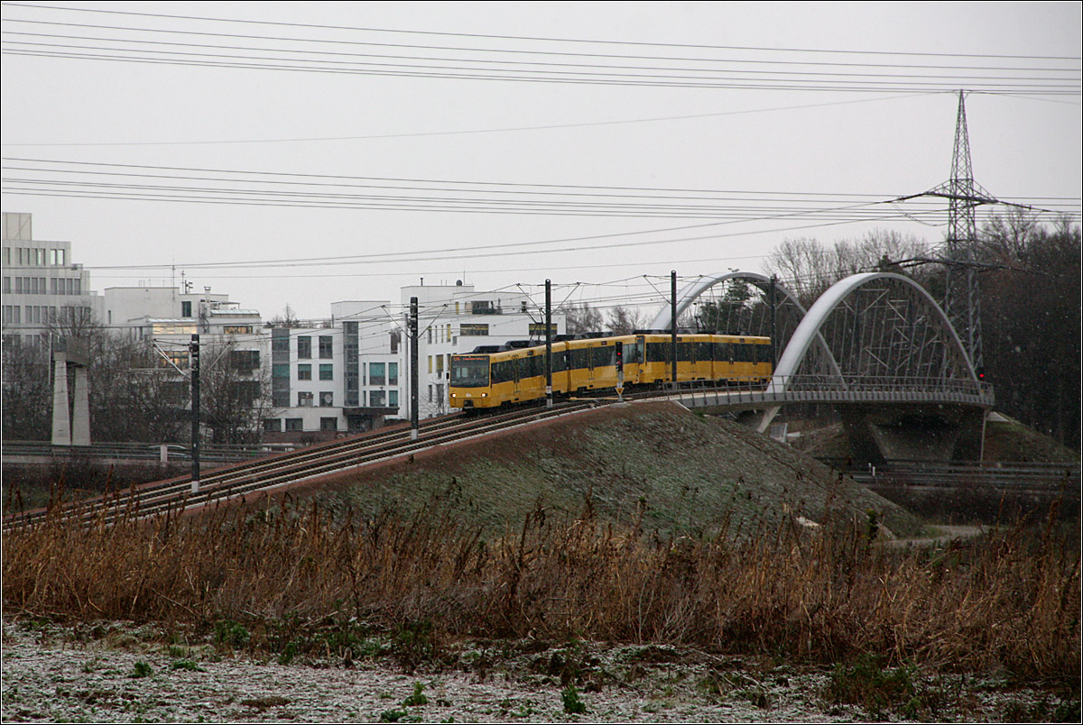 Ein weiterer Blick zur Brücke -

Der Zug auf der U6 in Richtung Flughafen/Messe hat zur Hälfte die Brücke überquert und wird gleich die Rampe hinunter rollen.

07.01.2022 (M)

