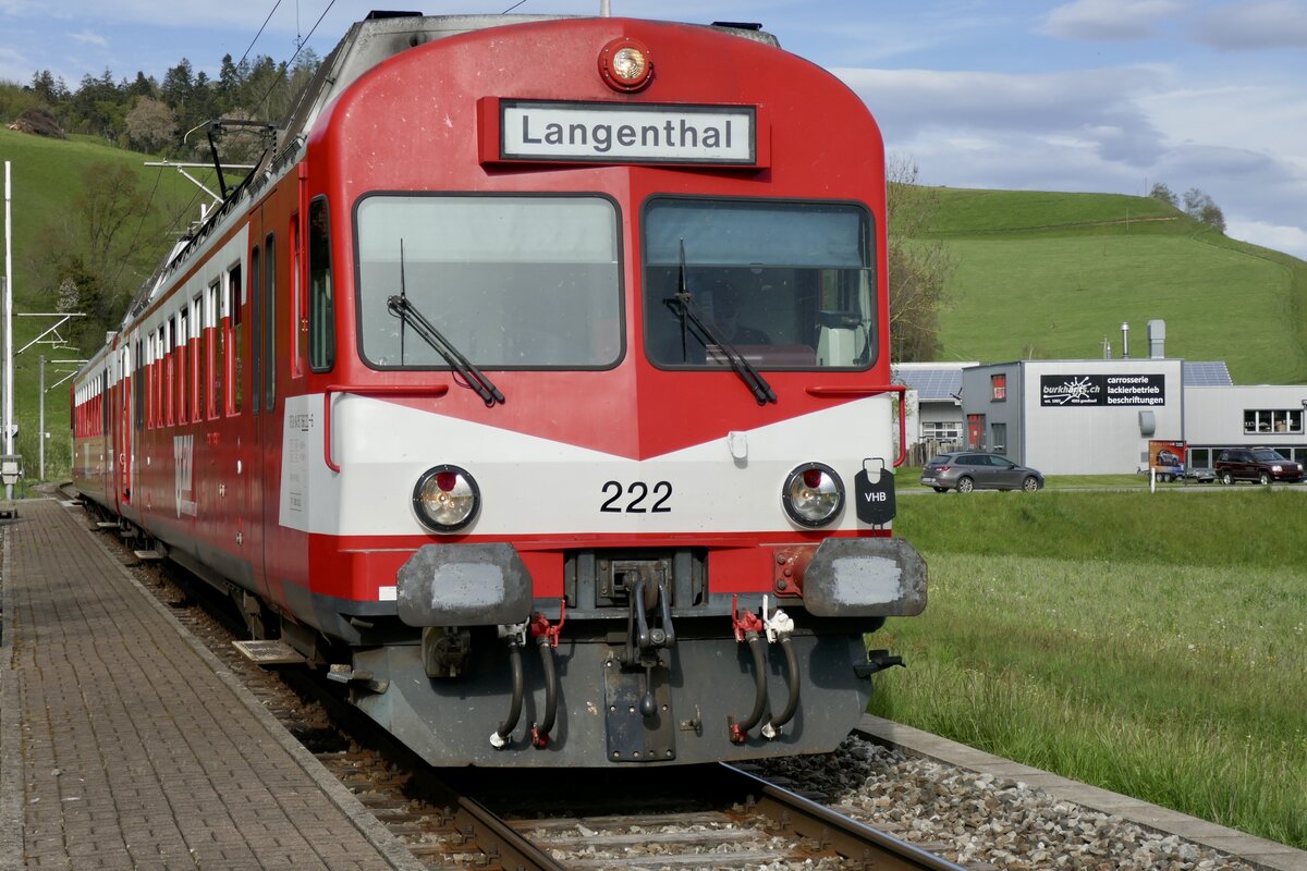 Ein weiterer Fotohalt mit dem RBDe 566 I 222 am 27.4.24 im ehemaligen Bahnhof von Gondiswil.