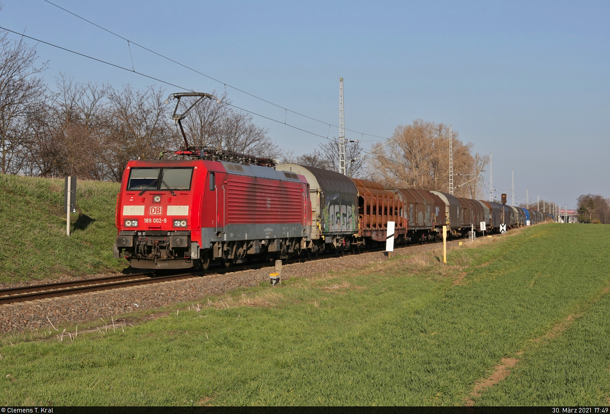 Ein weiterer gemischter Gz, hauptsächlich bestehend aus Haubenwagen, nimmt mit 189 002-9 (Siemens ES64F4) in Halle (Saale), Zöberitzer Weg, Kurs auf die ZBA Halle (Saale).

🧰 DB Cargo
🚩 Bahnstrecke Halle–Cottbus (KBS 219)
🕓 30.3.2021 | 17:49 Uhr
