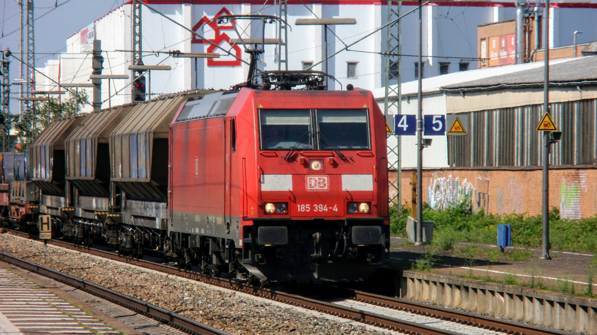 Ein weiterer Gz mit 185 394 fährt ebenfalls über die östliche Riedbahn. Aufgenommen am 19. Mai 2018.