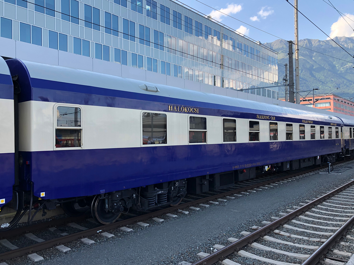 Ein weiterer MAV Schlafwagen, mit ungarischem Text vorne, ebenfalls eingereiht im Sonderzug für die Überstellungsfahrt Richtung Schweiz. Innsbruck Hbf am 11.08.2021