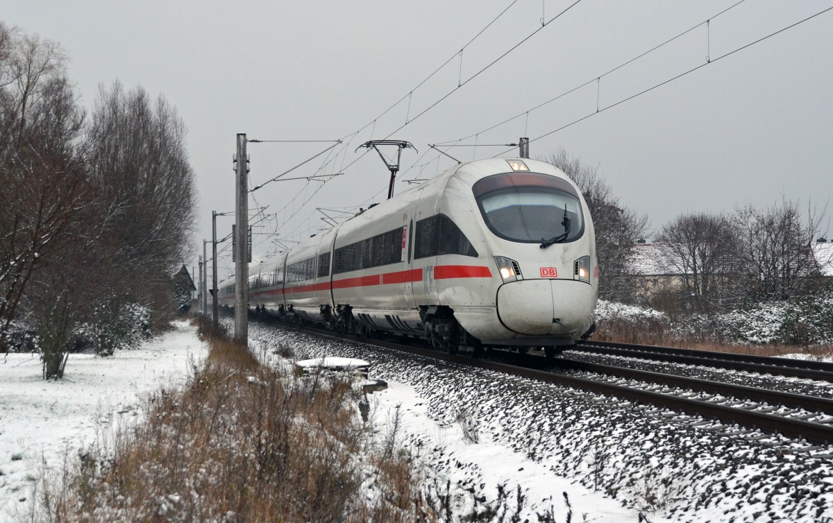 Ein weiterer umgeleiteter ICE war dieses 411/415-Pärchen. Wegen einer Oberleitungsstörung bei Berlin wurde der Fernverkehr kurzzeitig über die sonst nicht vom Fernverkehr befahrene Strecke Berlin-Dessau-Bitterfeld umgeleitet. Hier passiert der als ICE 1209 verkehrende Zug Greppin.