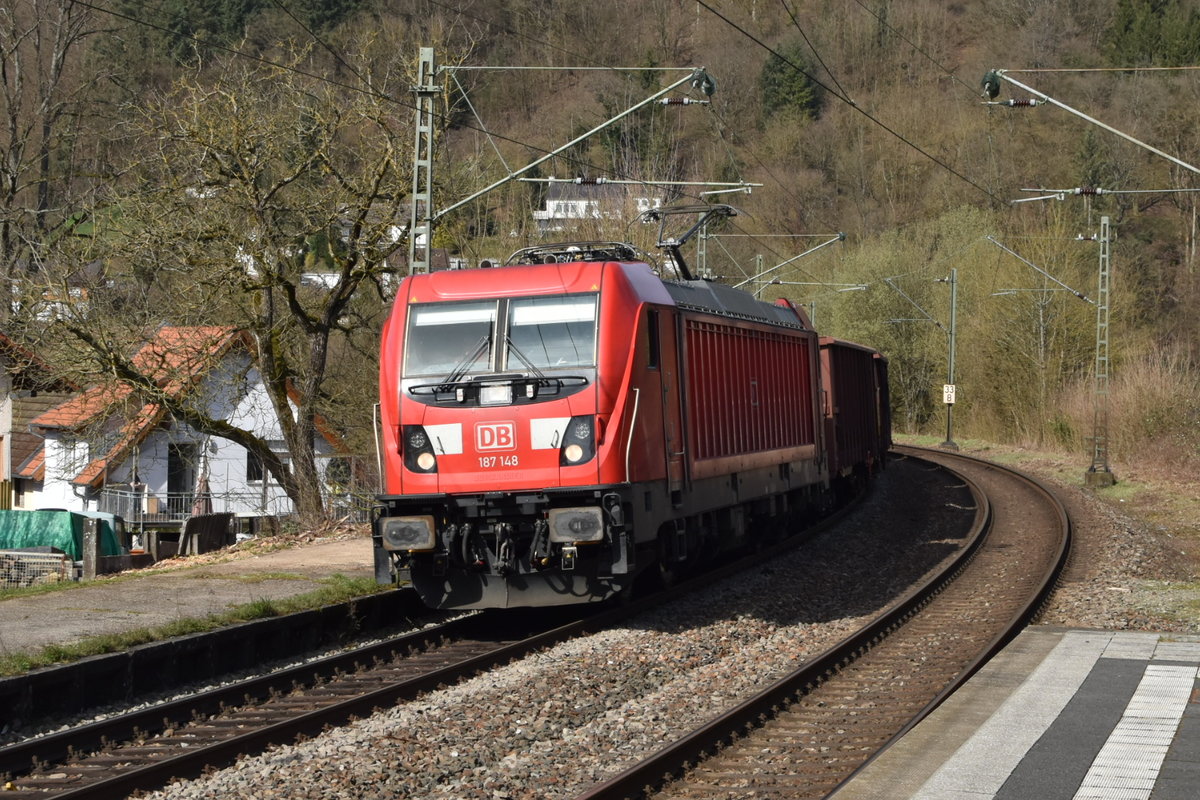 Ein weiterer Umleiterzug den ich ablichten konnte wird von der 187 148 durchs Neckartal gezogen. Hier ist der Zug gerade in Neckargerach am Sonntagmittag den 15.3.2020